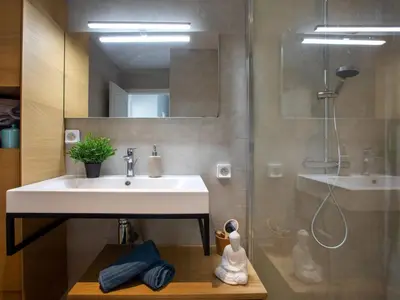 Salle de bains dans l'établissement Apartment le grand large-2 by Interhome