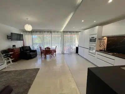 Télévision ou salle de divertissement dans l'établissement grand appartement 74m2 refait à neuf à 5mn de la mer dans grand parc botanique