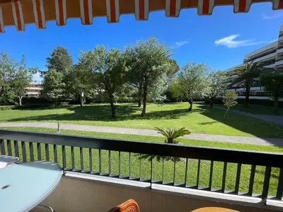 Jardin de l'établissement grand appartement 74m2 refait à neuf à 5mn de la mer dans grand parc botanique