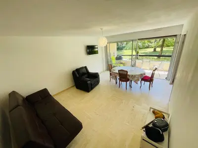 Coin salon dans l'établissement grand appartement 74m2 refait à neuf à 5mn de la mer dans grand parc botanique