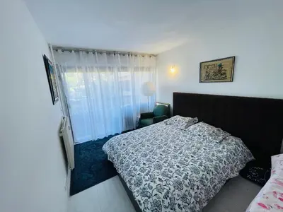 Un ou plusieurs lits dans un hébergement de l'établissement grand appartement 74m2 refait à neuf à 5mn de la mer dans grand parc botanique
