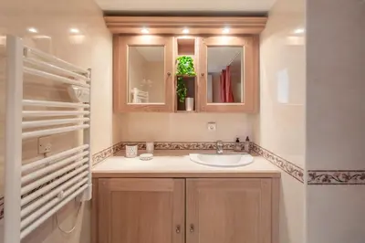 Salle de bains dans l'établissement A13 - Staywiz us -1 BDR Garden floor Fontonne - AC, Pool & Parking
