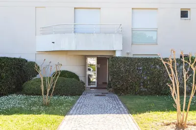 Jardin de l'établissement A13 - Staywiz us -1 BDR Garden floor Fontonne - AC, Pool & Parking