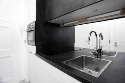 Cuisine ou kitchenette dans l'établissement LA CROISETTE élégant studio avec balcon et vue mer aperçu