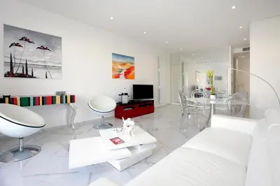 Télévision ou salle de divertissement dans l'établissement LA CROISETTE élégant studio avec balcon et vue mer aperçu