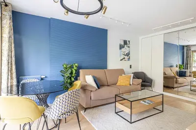 Coin salon dans l'établissement LE FLEURI avec terrasse, à côté du Martinez, idéal pour un séjour plaisant