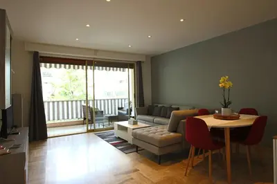 Télévision ou salle de divertissement dans l'établissement Air-conditioned Apartment of 90 m2 only 200 meters away from the Croisette
