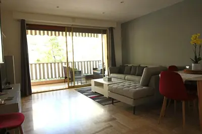 Coin salon dans l'établissement Air-conditioned Apartment of 90 m2 only 200 meters away from the Croisette