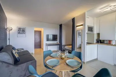 Cuisine ou kitchenette dans l'établissement Studio vue mer, piscine - tennis