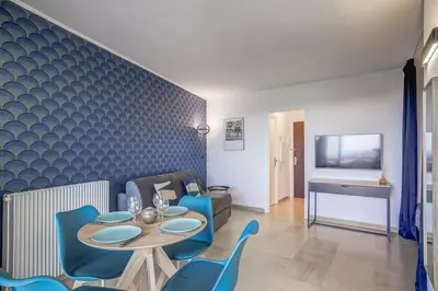 Télévision ou salle de divertissement dans l'établissement Studio vue mer, piscine - tennis