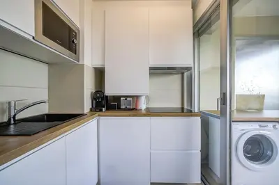 Cuisine ou kitchenette dans l'établissement Studio vue mer, piscine - tennis
