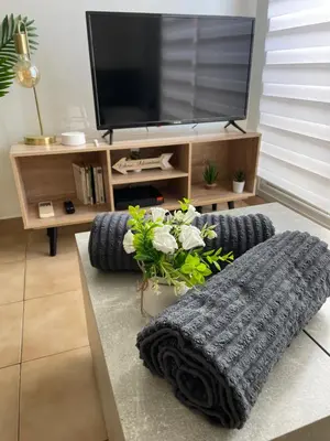 Télévision ou salle de divertissement dans l'établissement Superbe studio coin nuit Piscine et Tennis