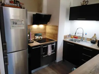 Cuisine ou kitchenette dans l'établissement Studio neuf climatisé au cœur de Juan-les-Pins