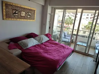 Un ou plusieurs lits dans un hébergement de l'établissement Studio neuf climatisé au cœur de Juan-les-Pins
