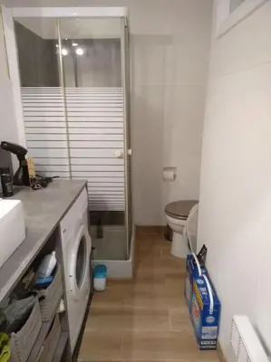 Salle de bains dans l'établissement Studio neuf climatisé au cœur de Juan-les-Pins