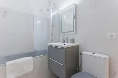 Salle de bains dans l'établissement Amandier du Moure Rouge
