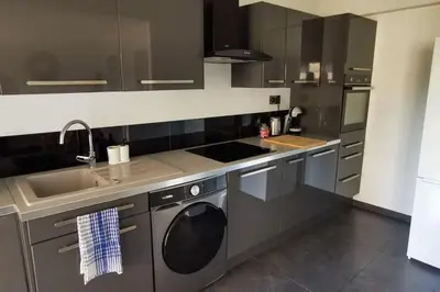 Cuisine ou kitchenette dans l'établissement Spacieux 2 pièces avec terrasse, clim et parking