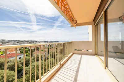 Balcon ou terrasse dans l'établissement Elegant 2 Bed Apt with Pool in Juan Les Pins