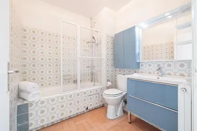 Salle de bains dans l'établissement Elegant 2 Bed Apt with Pool in Juan Les Pins