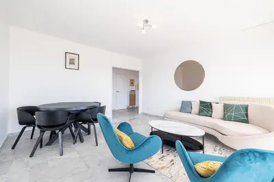 Coin salon dans l'établissement Elegant 2 Bed Apt with Pool in Juan Les Pins
