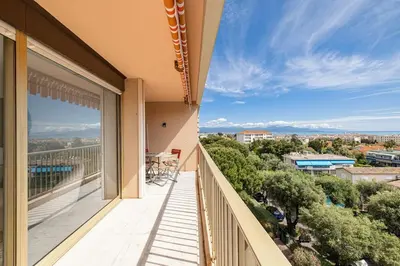 Balcon ou terrasse dans l'établissement Elegant 2 Bed Apt with Pool in Juan Les Pins