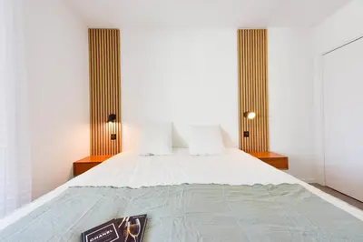 Un ou plusieurs lits dans un hébergement de l'établissement Renovated 1Br apartment terrace walk to beach