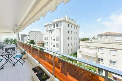 Balcon ou terrasse dans l'établissement Renovated 1Br apartment terrace walk to beach
