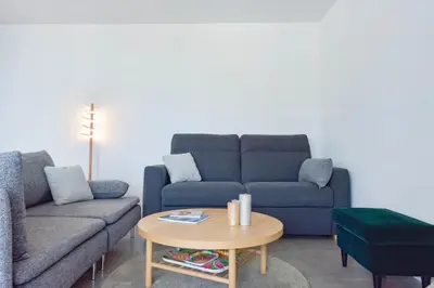 Coin salon dans l'établissement Renovated 1Br apartment terrace walk to beach
