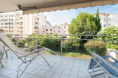 Balcon ou terrasse dans l'établissement Bel appartement en bord de mer à Juan Les Pins