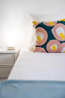 Un ou plusieurs lits dans un hébergement de l'établissement Bel appartement en bord de mer à Juan Les Pins