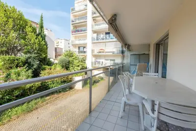 Balcon ou terrasse dans l'établissement Bel appartement en bord de mer à Juan Les Pins