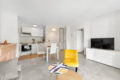 Cuisine ou kitchenette dans l'établissement Bel appartement en bord de mer à Juan Les Pins