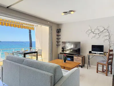 Télévision ou salle de divertissement dans l'établissement La plus belle vue sur mer à Juan les Pins