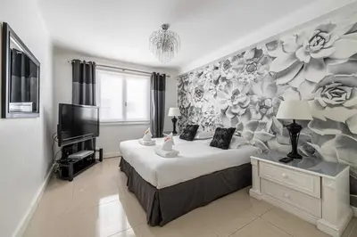 Télévision ou salle de divertissement dans l'établissement Cosy 2-Bedroom apartment - close to Martinez Hotel