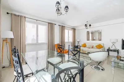 Coin salon dans l'établissement Cosy 2-Bedroom apartment - close to Martinez Hotel