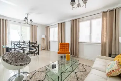 Coin salon dans l'établissement Cosy 2-Bedroom apartment - close to Martinez Hotel