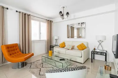 Coin salon dans l'établissement Cosy 2-Bedroom apartment - close to Martinez Hotel