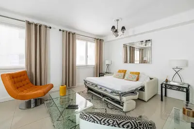 Un ou plusieurs lits dans un hébergement de l'établissement Cosy 2-Bedroom apartment - close to Martinez Hotel