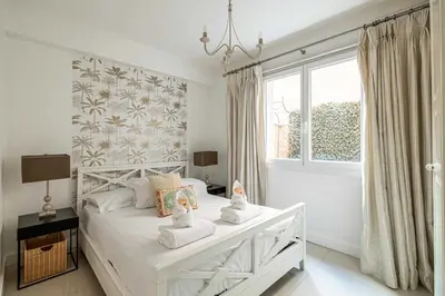 Un ou plusieurs lits dans un hébergement de l'établissement Cosy 2-Bedroom apartment - close to Martinez Hotel