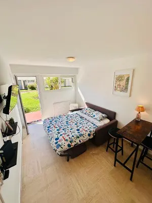Un ou plusieurs lits dans un hébergement de l'établissement Charmant Studio à 5 minutes des plages