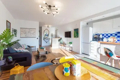 Télévision ou salle de divertissement dans l'établissement A10 - Staywiz us -1 BDR Heart of Juan les Pins 5 min Sea - AC & Balconies