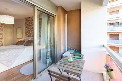 Un ou plusieurs lits dans un hébergement de l'établissement A10 - Staywiz us -1 BDR Heart of Juan les Pins 5 min Sea - AC & Balconies