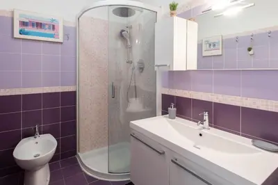 Salle de bains dans l'établissement A10 - Staywiz us -1 BDR Heart of Juan les Pins 5 min Sea - AC & Balconies