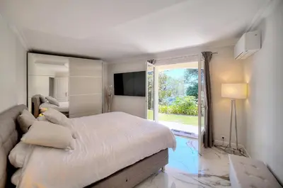 Un ou plusieurs lits dans un hébergement de l'établissement FRGK Dream Villa with Sea View Overlooking Cap d'Antibes Pool Ultra-Fast Wi-Fi
