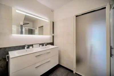 Salle de bains dans l'établissement FRGK Dream Villa with Sea View Overlooking Cap d'Antibes Pool Ultra-Fast Wi-Fi