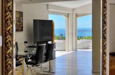 Télévision ou salle de divertissement dans l'établissement FRGK Dream Villa with Sea View Overlooking Cap d'Antibes Pool Ultra-Fast Wi-Fi