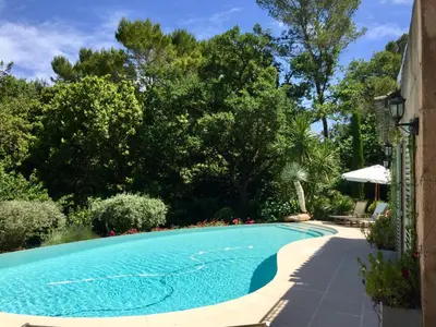 Piscine de l'établissement Villa Pokade climatisée de 235 m2 piscine sans vis à vis grand jardin totalement clos ou située à proximité