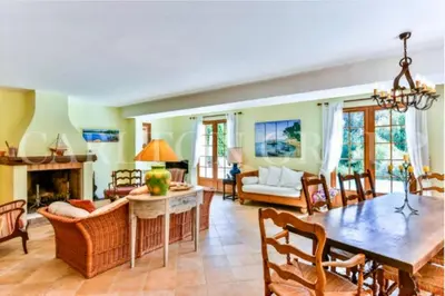 Coin salon dans l'établissement Villa Pokade climatisée de 235 m2 piscine sans vis à vis grand jardin totalement clos