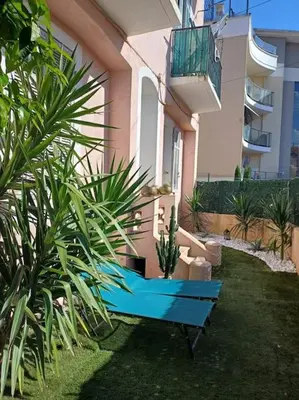 Jardin de l'établissement Charmant 3pièces près de Cannes