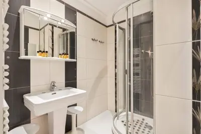 Salle de bains dans l'établissement ARM1 - Beau 2 pièces avec terrasse d'angle